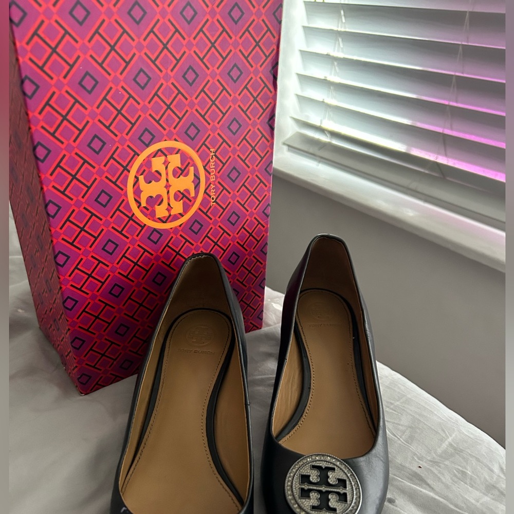 Tory Burch Liana Embellished Medallion heels shoes size 7.5